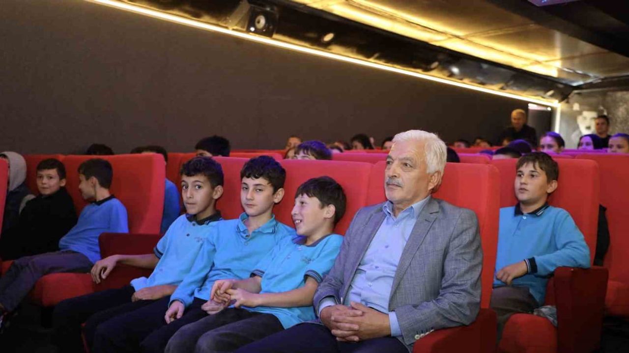 Köy okulunda sinema heyecanı: Gezen Sinema Tırı Duraklar Köyü'nde