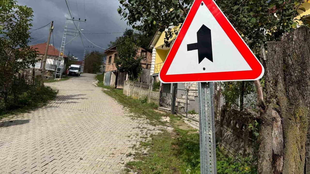Köy yollarında görünürlük arttı: Kaynaşlı'da levha çalışması