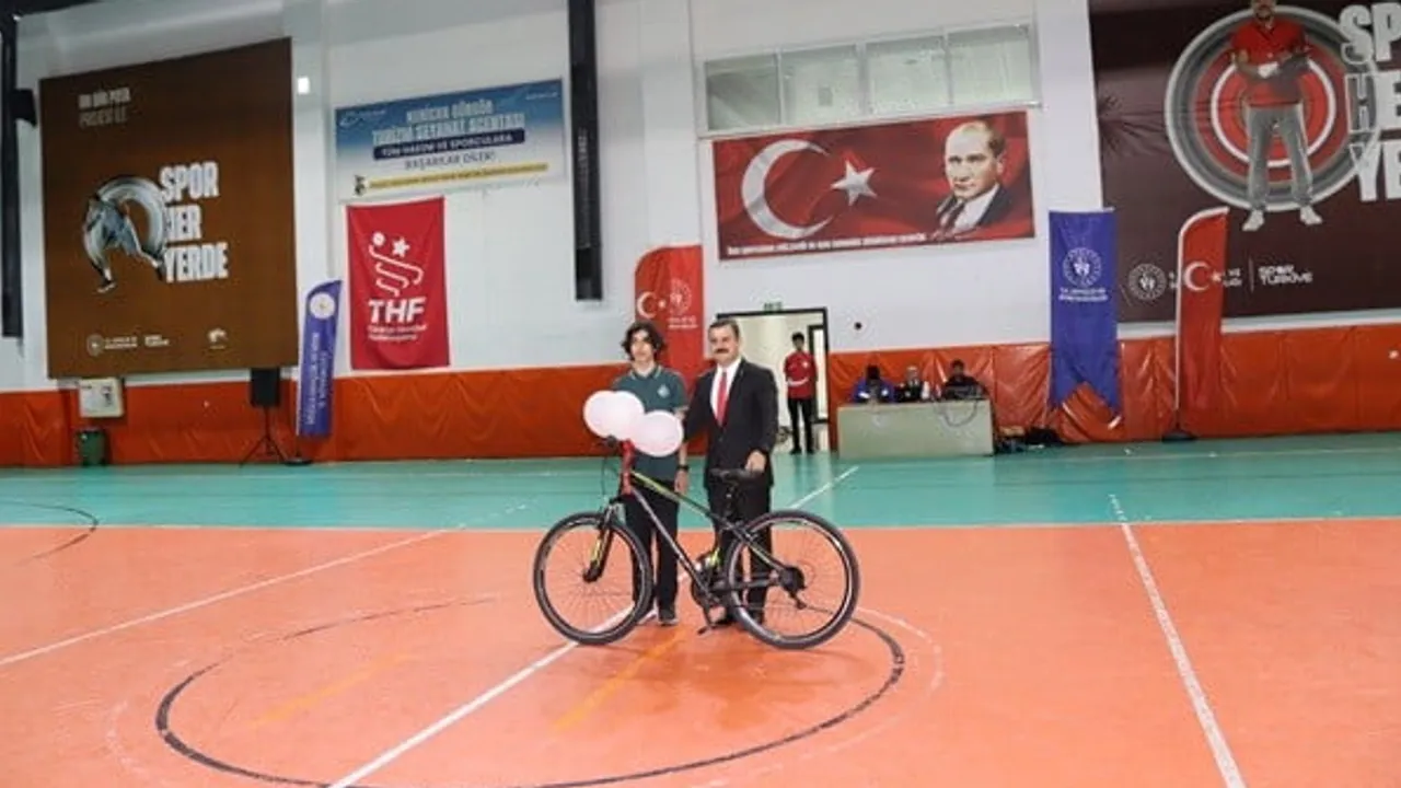 Köyceğiz'de 103. yıl coşkusu kapalı salona taşındı