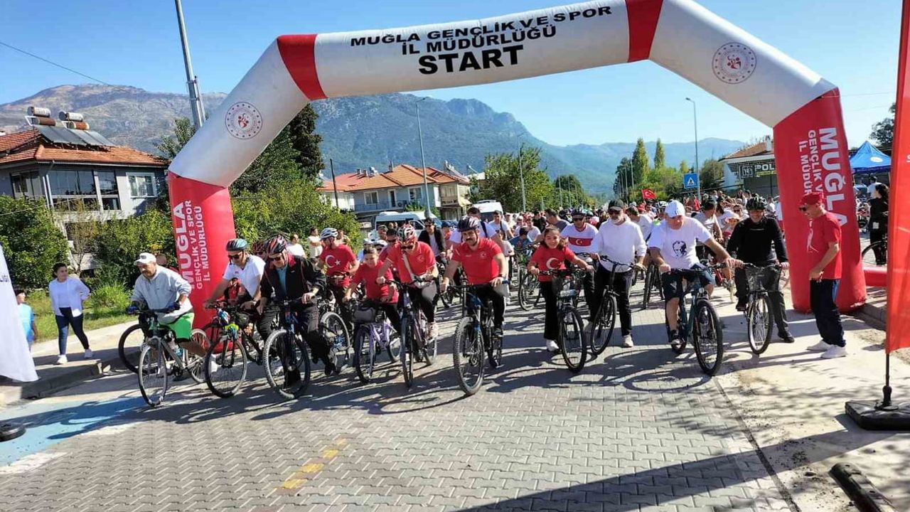 Köyceğiz'de bayraklarla pedal çevirenler cumhuriyet coşkusunu sokaklara taşıdı