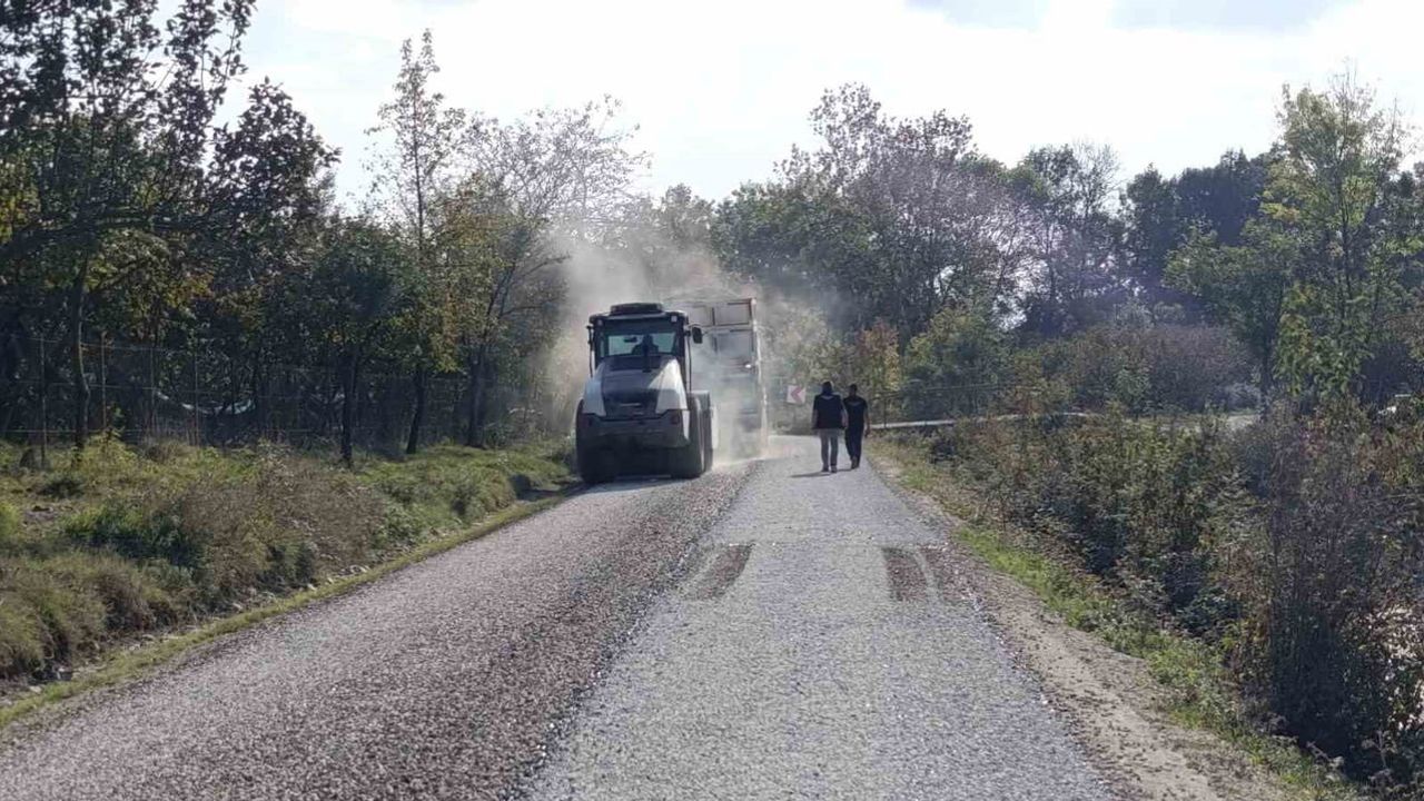 Köyleri birbirine bağlayan yol soğuk asfaltla yenileniyor