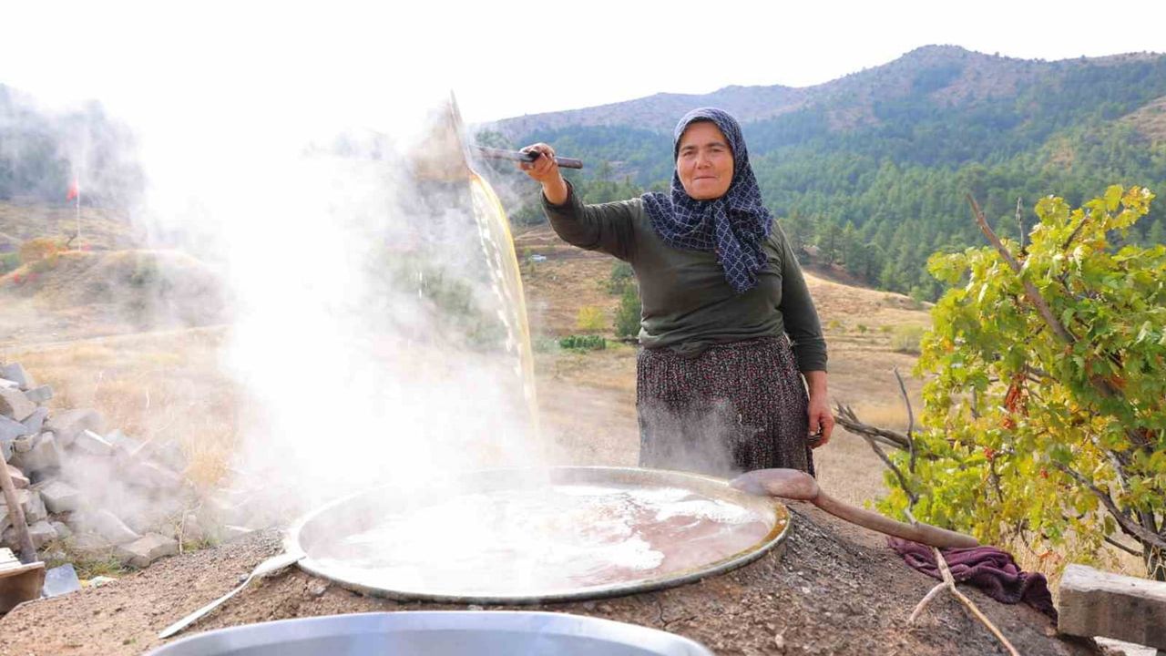 Köyün bağlarından sofralara: odun ateşinde yapılan üzüm pekmezi