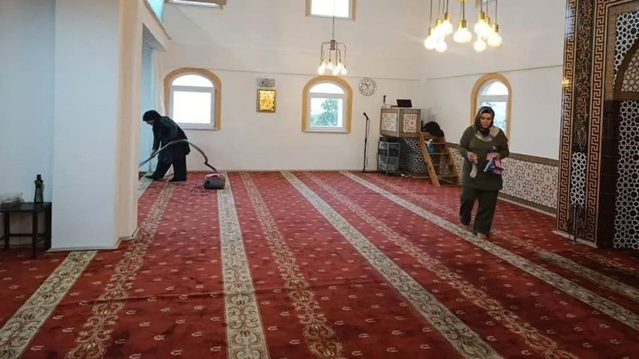 Köyün kadınları imeceyle camiyi tertemiz yaptı