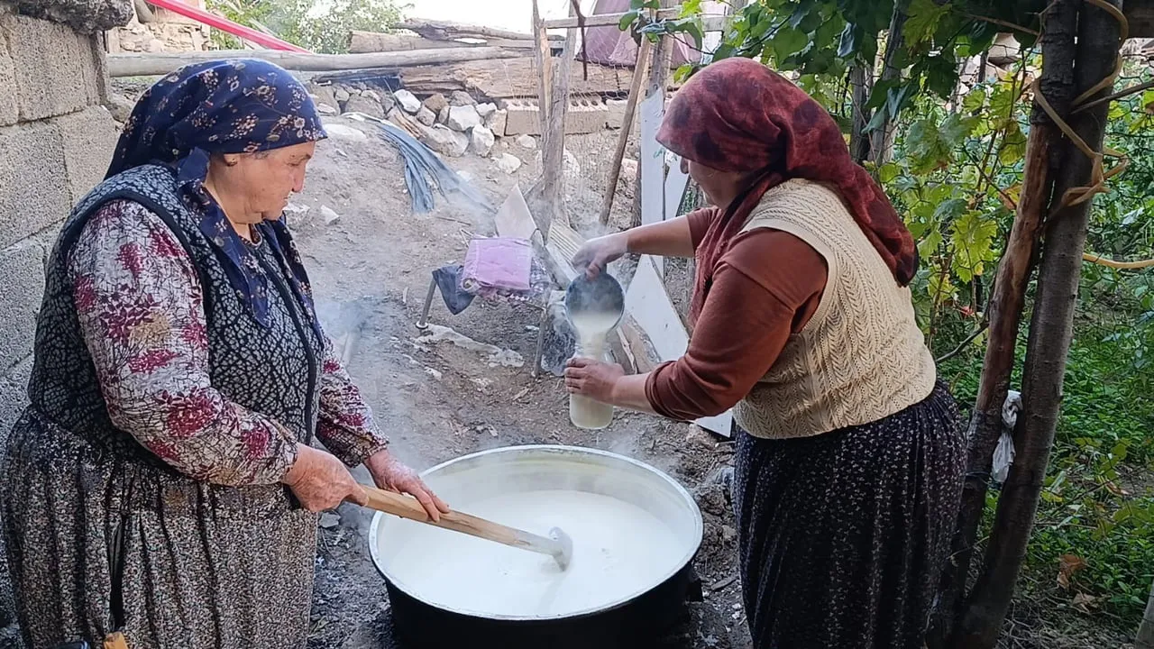 Köyün pratik kışlığı: güneşte kurutmadan yapılan şişe tarhanası