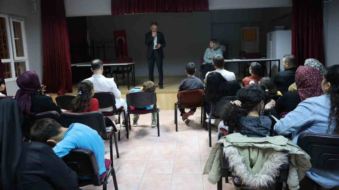 Kozan'da aileler ekrana değil kitaba zaman ayırdı