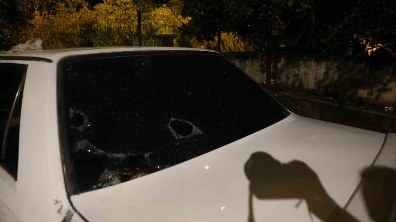 Kozan'da ani fırtına: düşen yıldırım apartmandan kopan betonları araçların üzerine savurdu