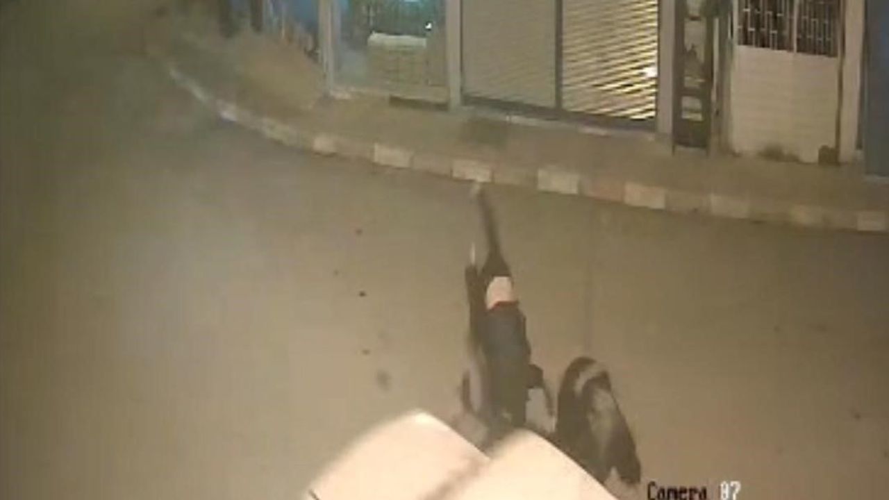 Kozan'da çarpıp gitti: elektrikli bisiklete çarpan otomobil iki genci yola savurdu