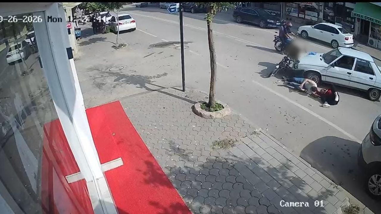 Kozan'da çarpışma anı kamerada: otomobil ile motosikletin kazasında iki kişi yaralandı