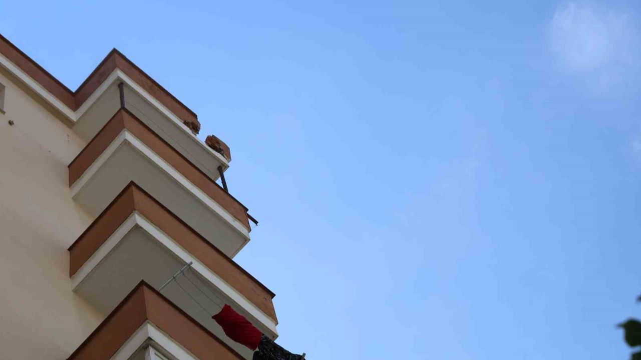 Kozan’da fırtına sırasında çatısı parçalanan apartmanın hasarı dron kameraya yansıdı