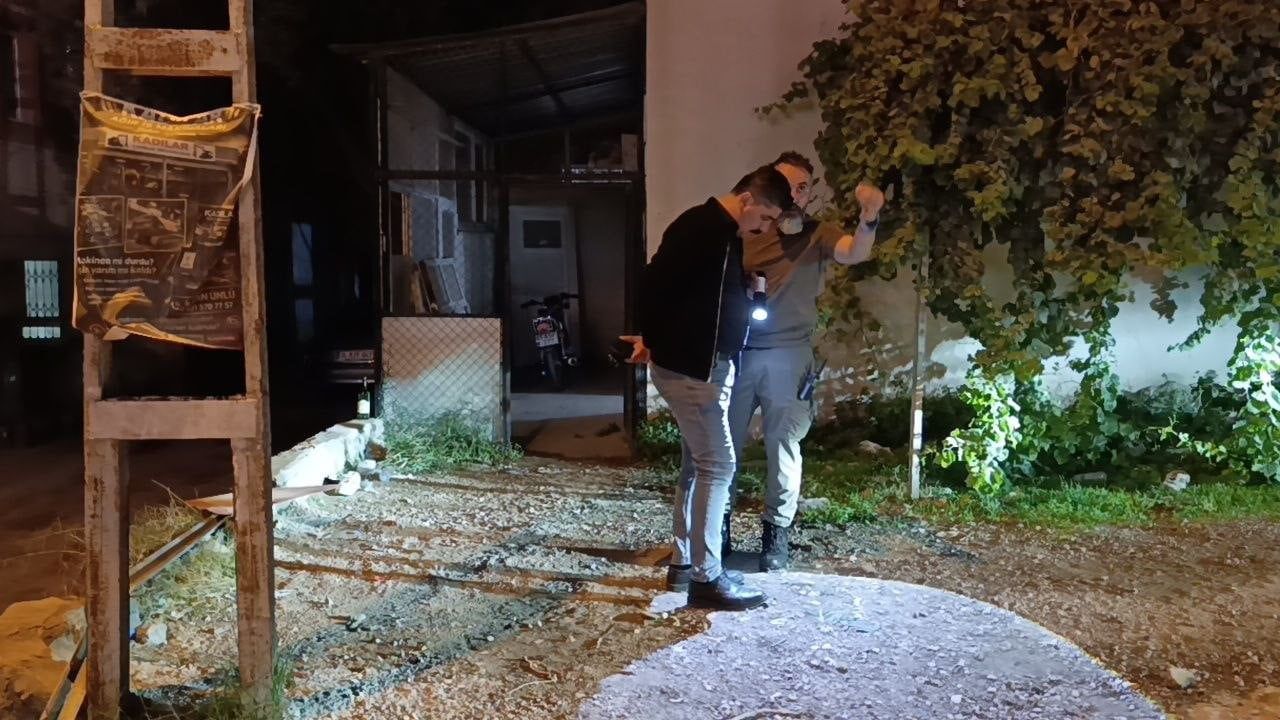 Kozan'da kapı önünde tek kurşun: şüpheli plakasız motosikletle kaçtı
