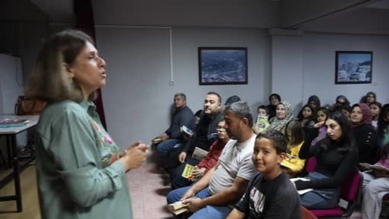 Kozan’da salonu sessizliğe boğan kitap saati: aileler ekranı kapattı