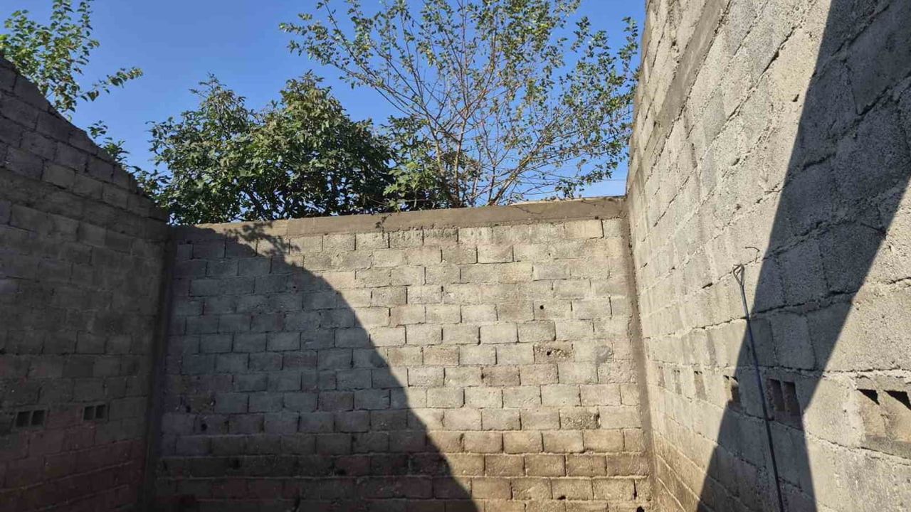 Kozan'da şiddetli rüzgâr çatıları uçurdu, iki mahallede hasar