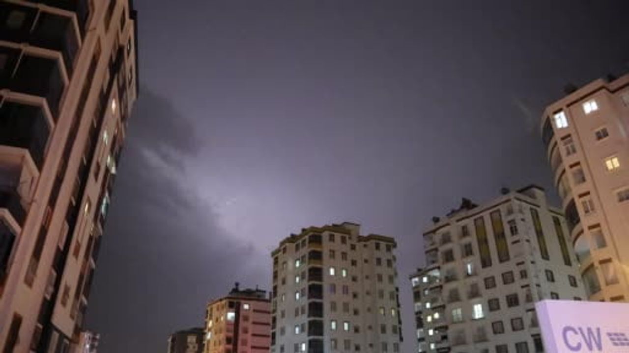 Kozan'da şimşekler geceyi gündüze çevirdi