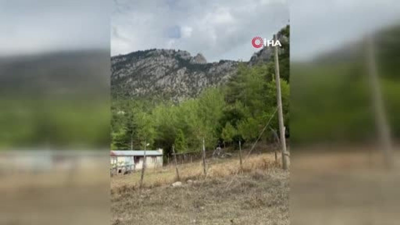 Kozan'da yamaçtan kopan kaya mahalleyi alarma geçirdi