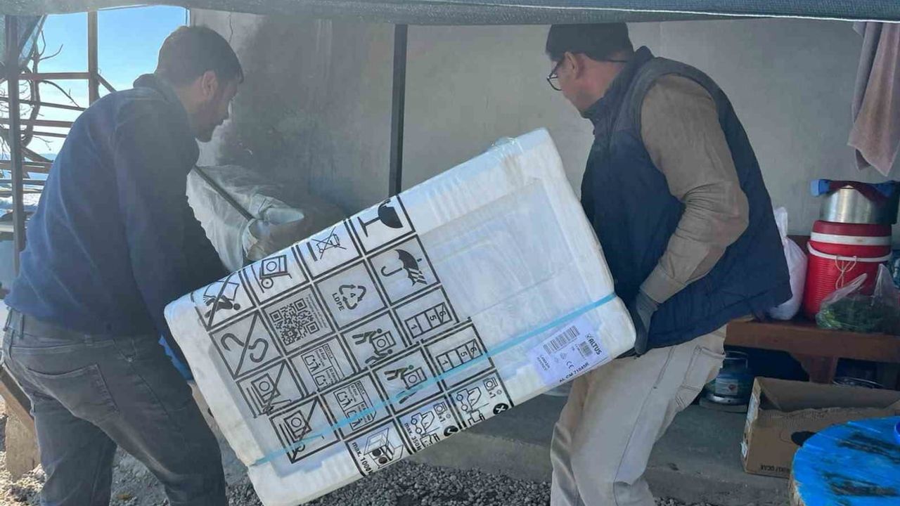 Kozan’da yangından zarar gören ailelere belediye yerinde destek sağlıyor