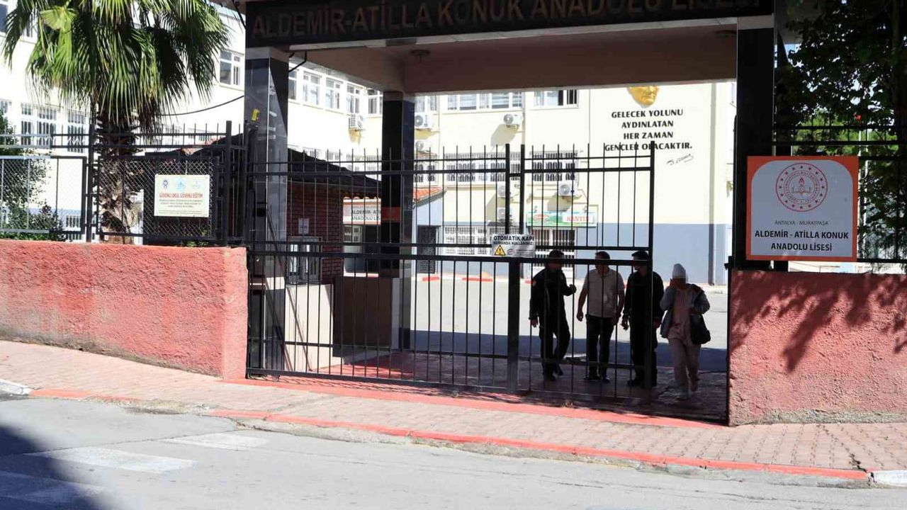 KPSS sonrası okulda mahsur kalan vatandaş itfaiye ve görevli iş birliğiyle kurtarıldı