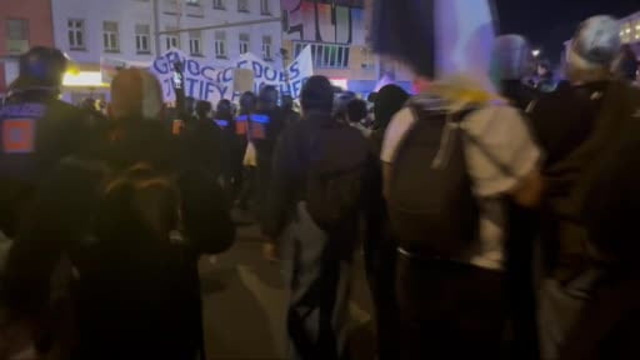 Kreuzberg'de üçüncü yıl anmasında Filistin'e destek mitingi polis müdahalesiyle kesintiye uğradı