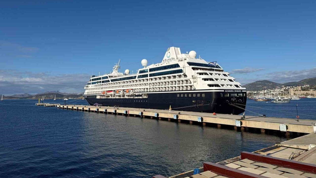 Kruvaziyer Azamara Onward gün boyu Bodrum limanında