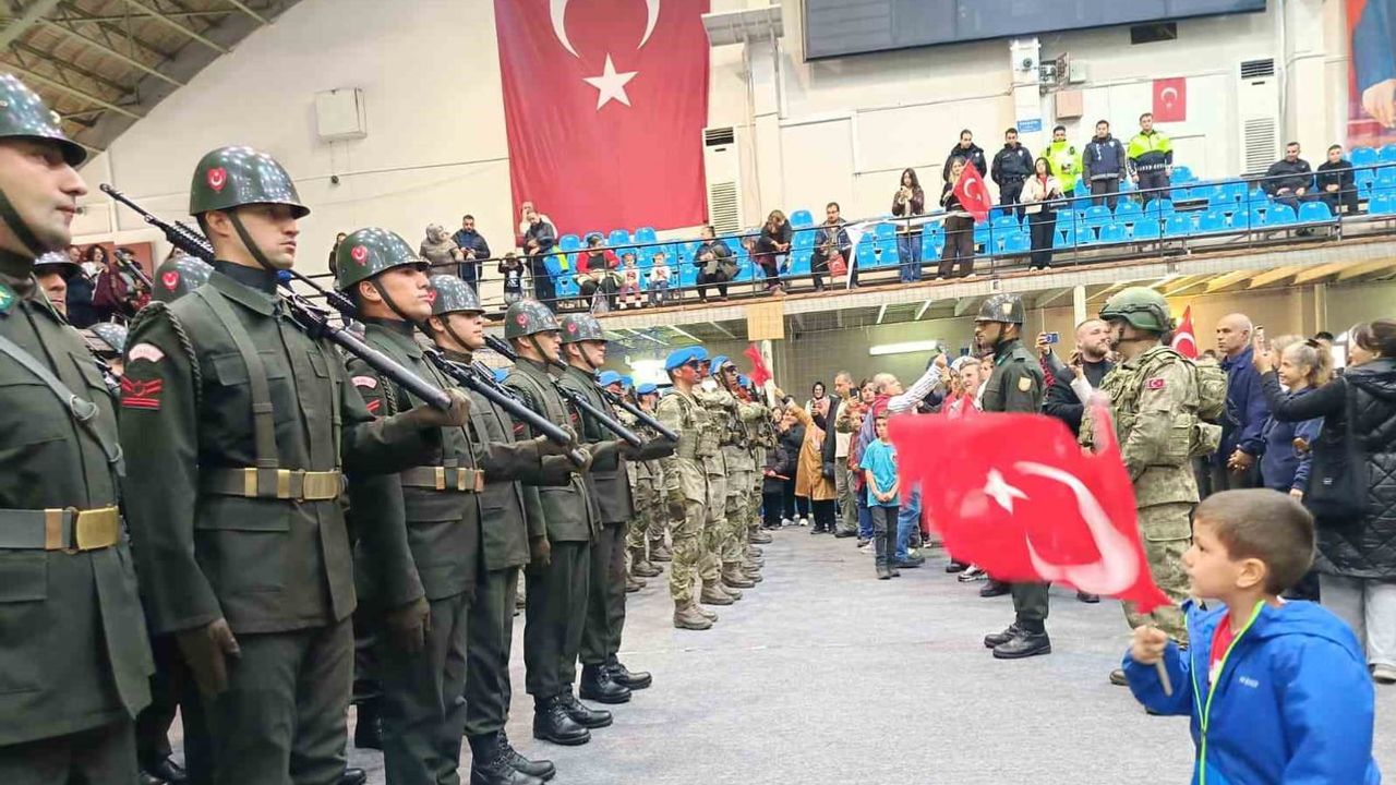 Küçük bayraklı izleyici 29 ekim coşkusuna damga vurdu