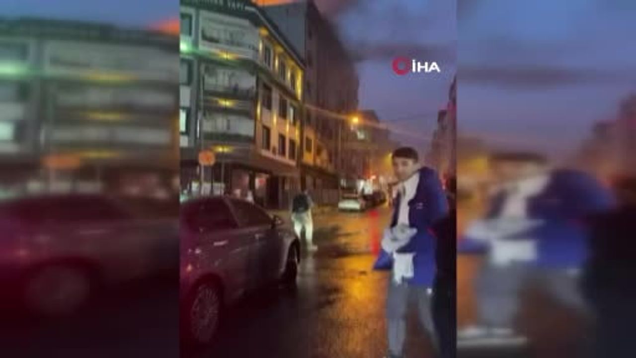 Küçükçekmece'de çatı yangını: itfaiye ekipleri müdahaleye devam ediyor