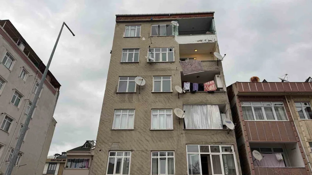 Küçükçekmece’de çatlama ihbarı sonrası 14 daireli bina tedbir amaçlı boşaltıldı
