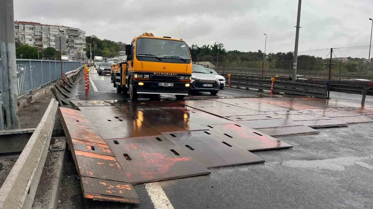 Küçükçekmece’de derz kasis çalışması yağmurla birleşince D-100 trafiği kilitlendi