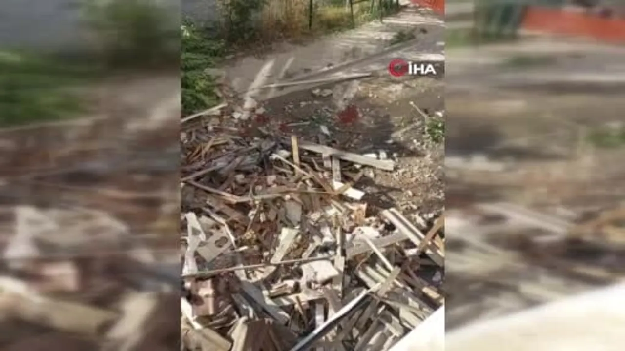 Küçükçekmece'de dönüşüm yıkımında 7 katlı binanın çöküşü kamerada