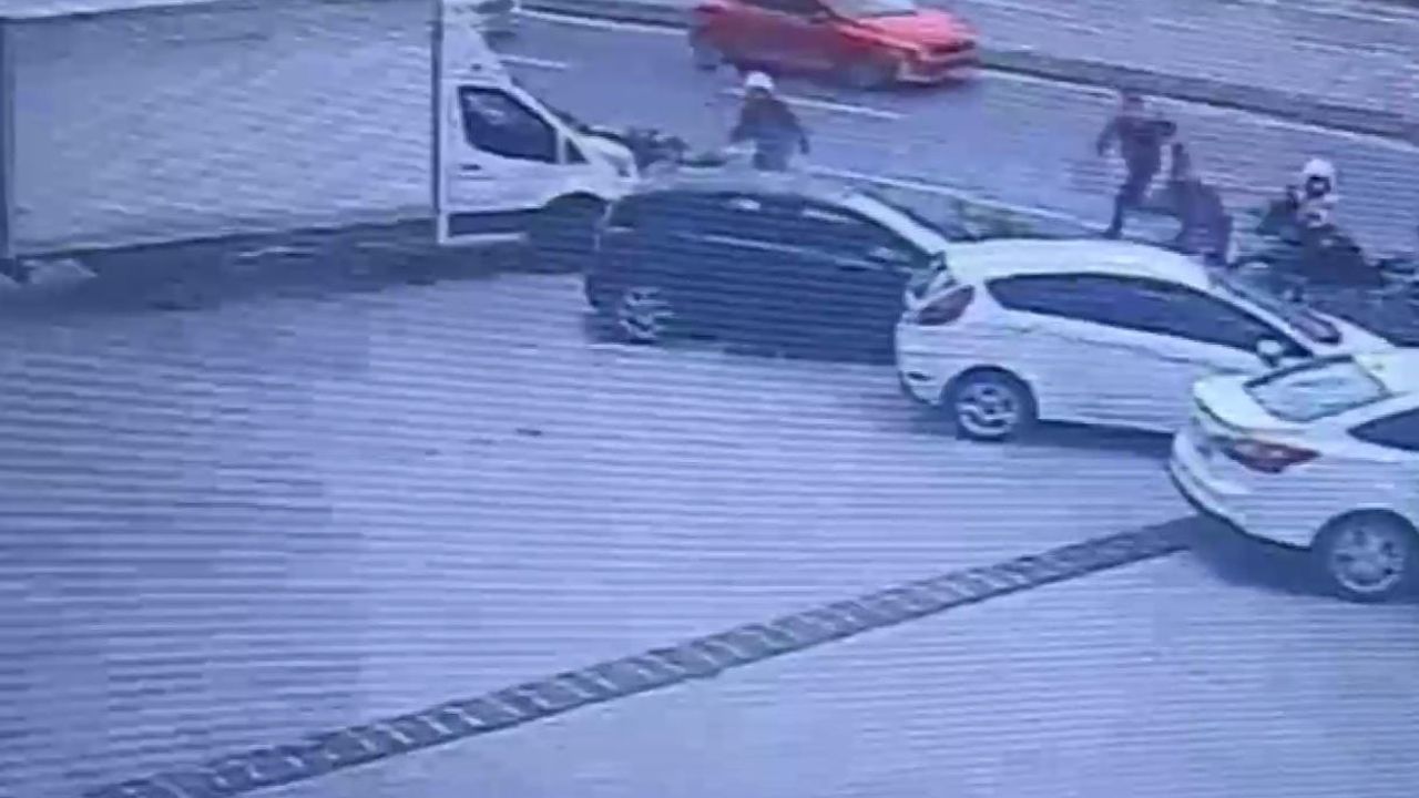 Küçükçekmece'de kovalamaca sonucu şüphelinin üzerinden uyuşturucu çıktı