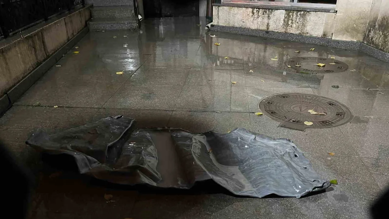 Küçükçekmece'de minareden düşen kurşun levhalar sokak trafiğini durdurdu