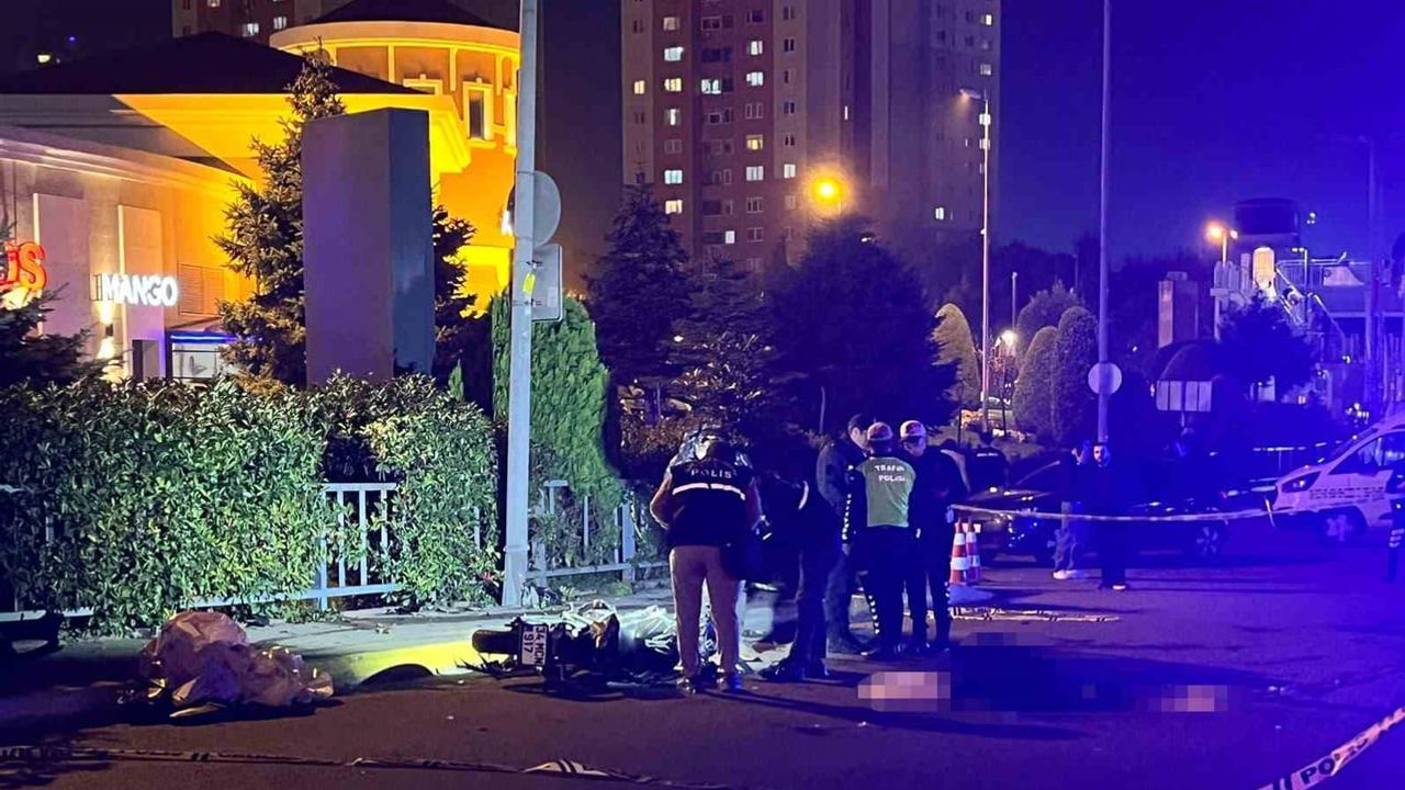 Küçükçekmece'de motosiklet ve otomobil çarpışması: sürücü yaşamını yitirdi