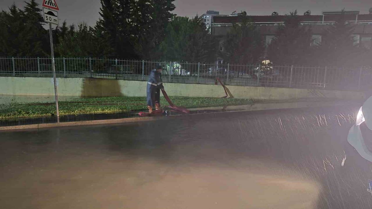 Küçükçekmece'de Nakkaş Deresi taştı, site otoparkı ve bahçesi su altında kaldı