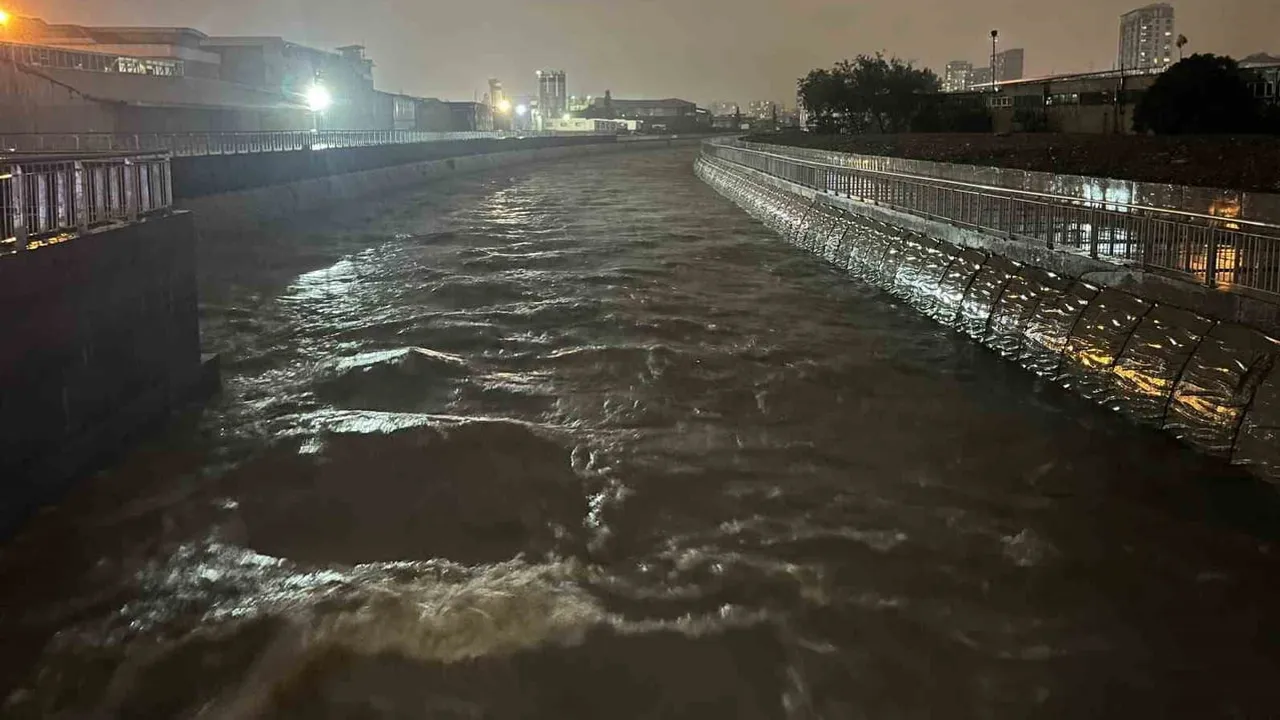 Küçükçekmece'de sağanak yağış Ayamama Deresi'ni taşma eşiğine getirdi