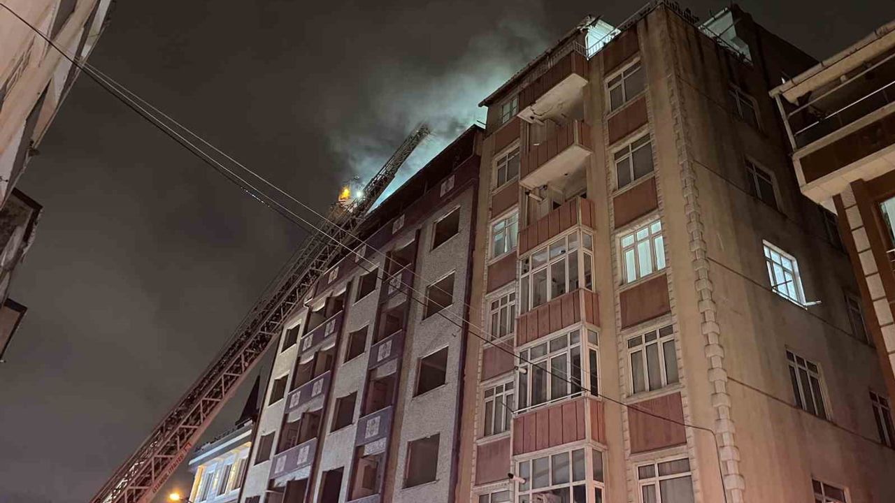 Küçükçekmece'de yıkımı bekleyen binanın çatısında akşam yangını kontrol altına alındı