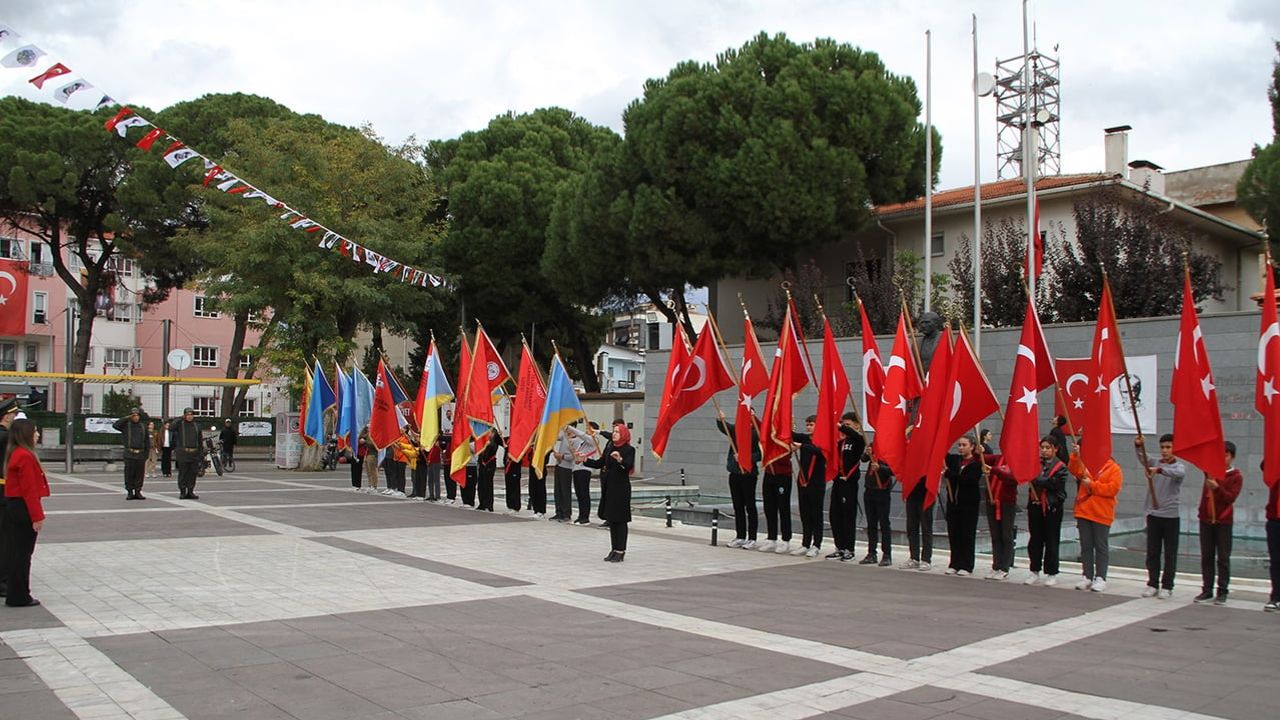 Kula'da cumhuriyet coşkusu: anıta çelenk ve şehitlik ziyareti