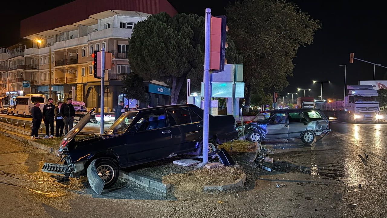 Kula'da Egemen Kavşağı'nda iki otomobil çarpıştı, bir kişi hafif yaralandı