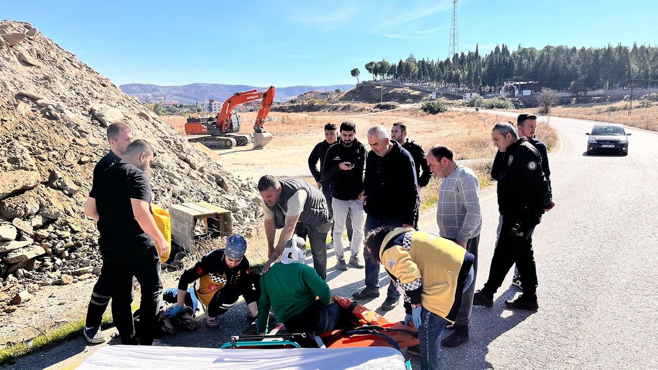 Kula'da kavşakta çarpışma: 25 yaşındaki sürücü ağır yaralandı
