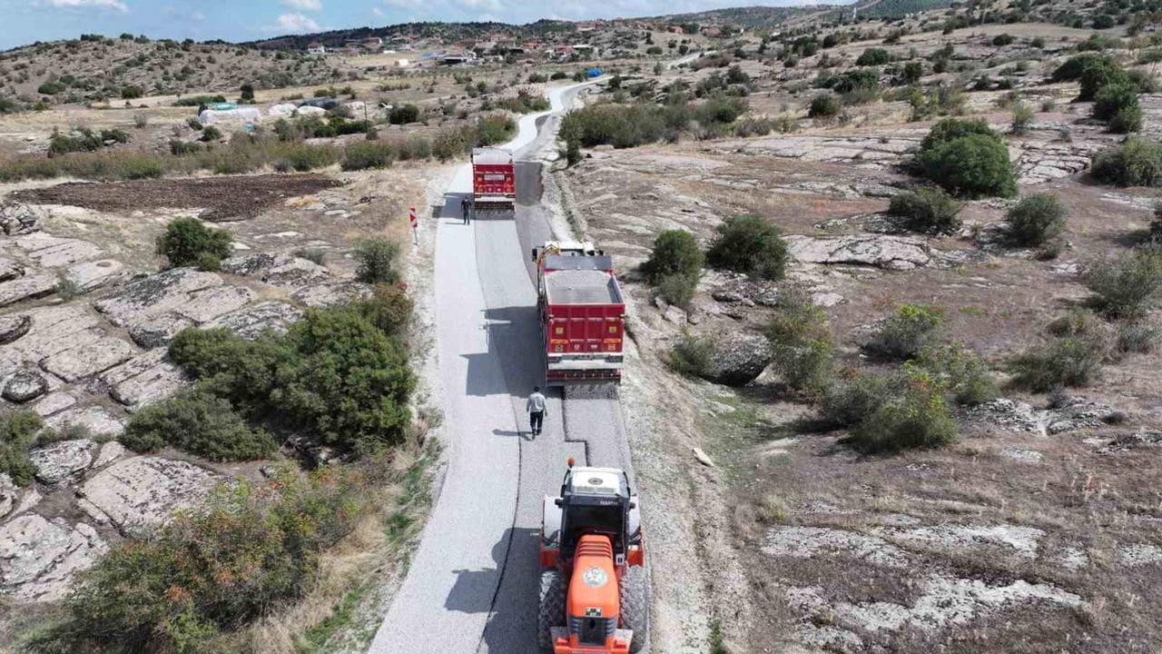 Kula'da kırsal ağ güçleniyor: 35 kilometrelik bağlantı yolunun 20 kilometresi tamamlandı