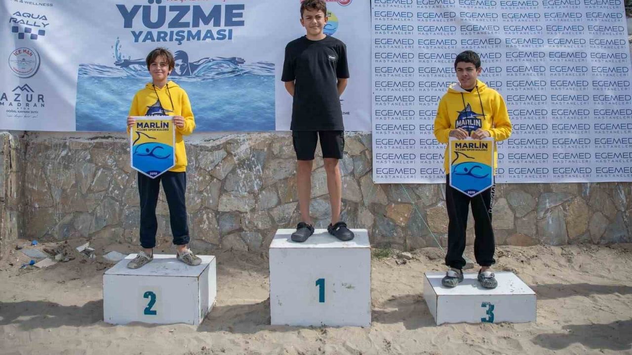 Kulaçlar eğitim için atıldı: Kuşadası'nda açık su yarışında dayanışma