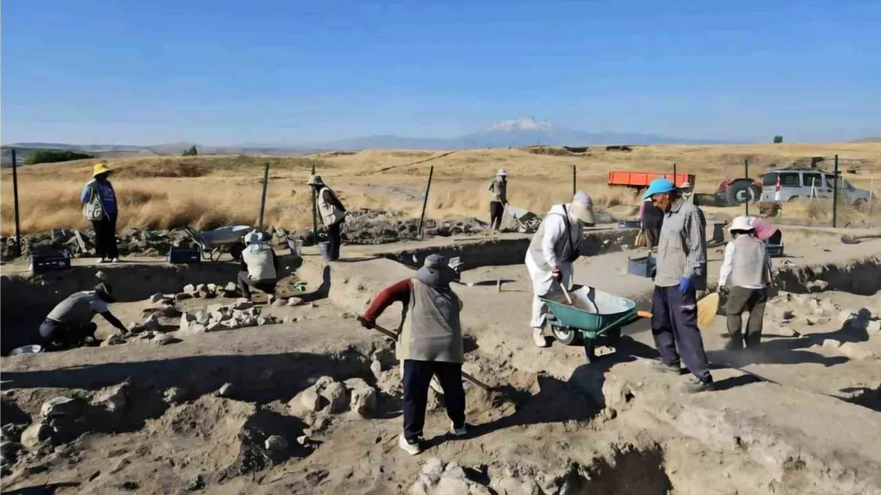 Kültepe’de 2 bin yılı aşkın katmanlardan çıkan helenistik mozaik: