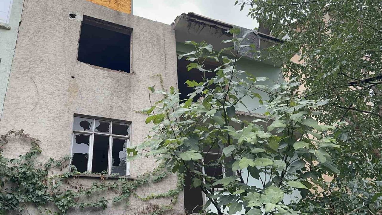 Kültür Mahallesi'nde terk edilmiş binada yangın çevreye sıçramadan söndürüldü