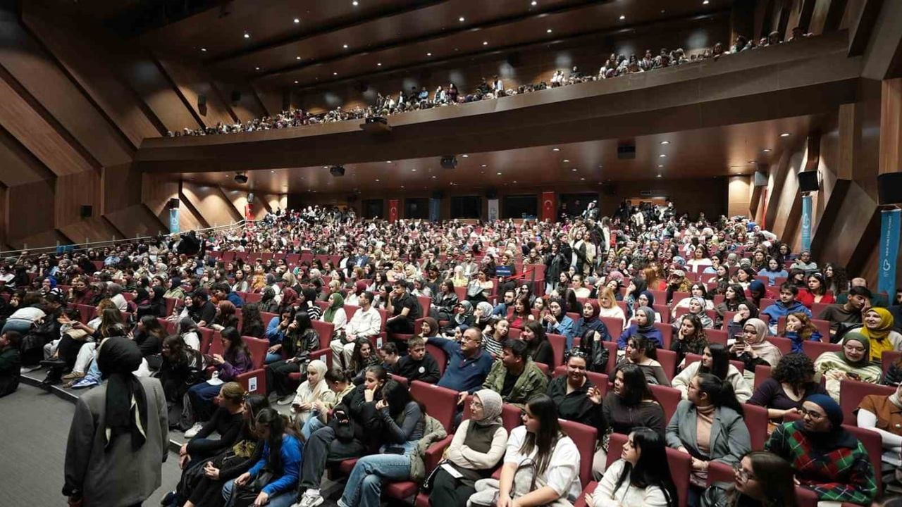 Kültür rüzgârı Balıkesir'i sarıyor: 2. kitap fuarı ilgi odağı oldu