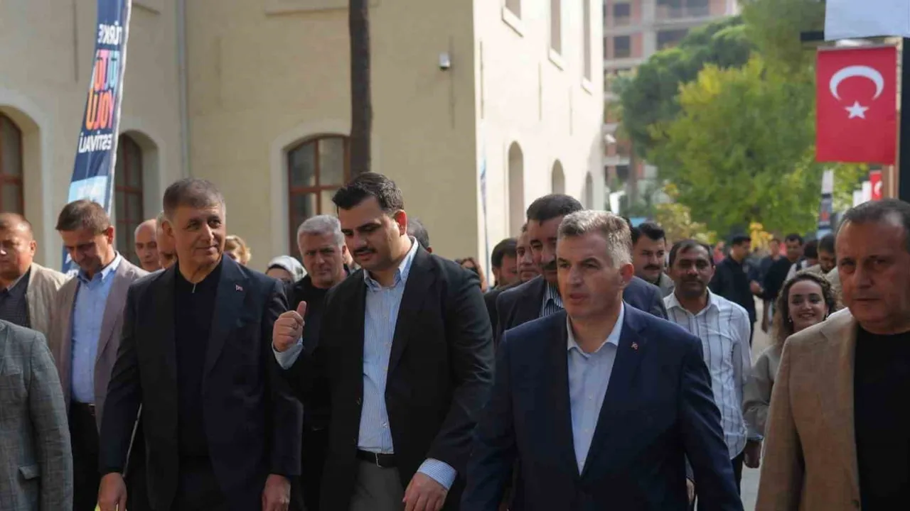 Kültürle buluşan kent: İzmir kültür yolu festivaline ortak sahiplenme çağrısı