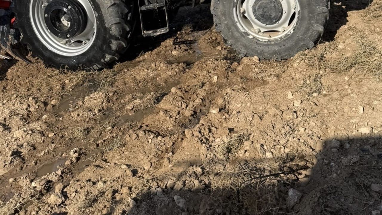 Kulu'da alev alan traktör itfaiye tarafından söndürüldü
