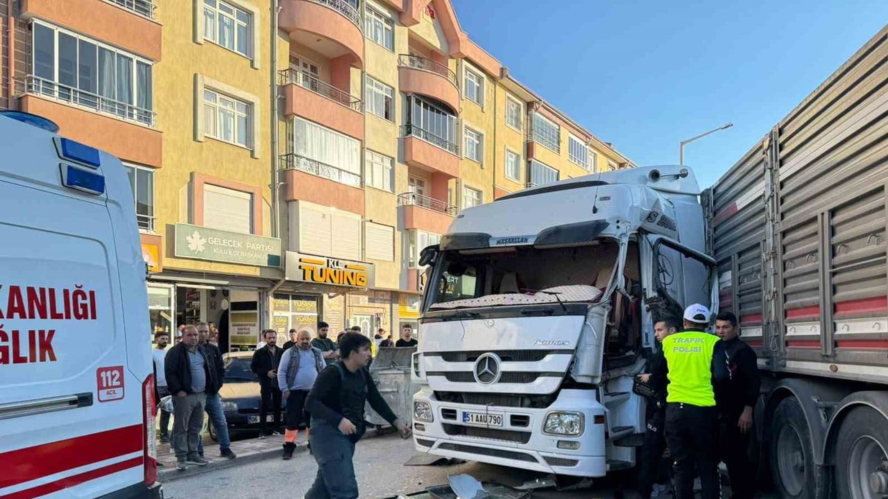 Kulu'da zincirleme çarpışma: tır sürücüsü araçta sıkıştı