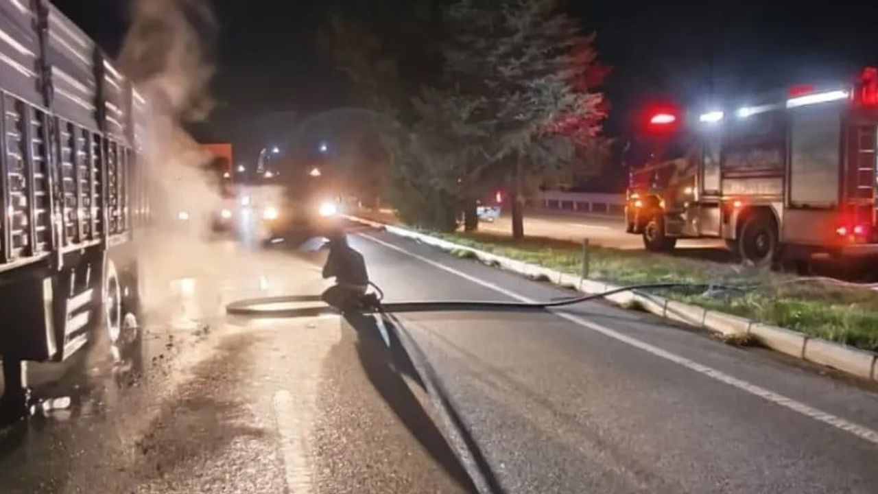 Kumavşarı’nda dorse alev aldı, sürücünün ihbarı yangının büyümesini engelledi