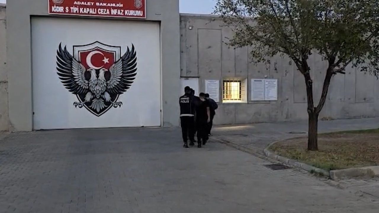 Kümeste saklanan uyuşturucuyla bağlantılı üç şüpheli tutuklandı