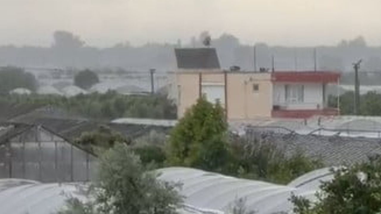 Kumluca'da akşam fırtınası: deniz hortumu seralara zarar verdi