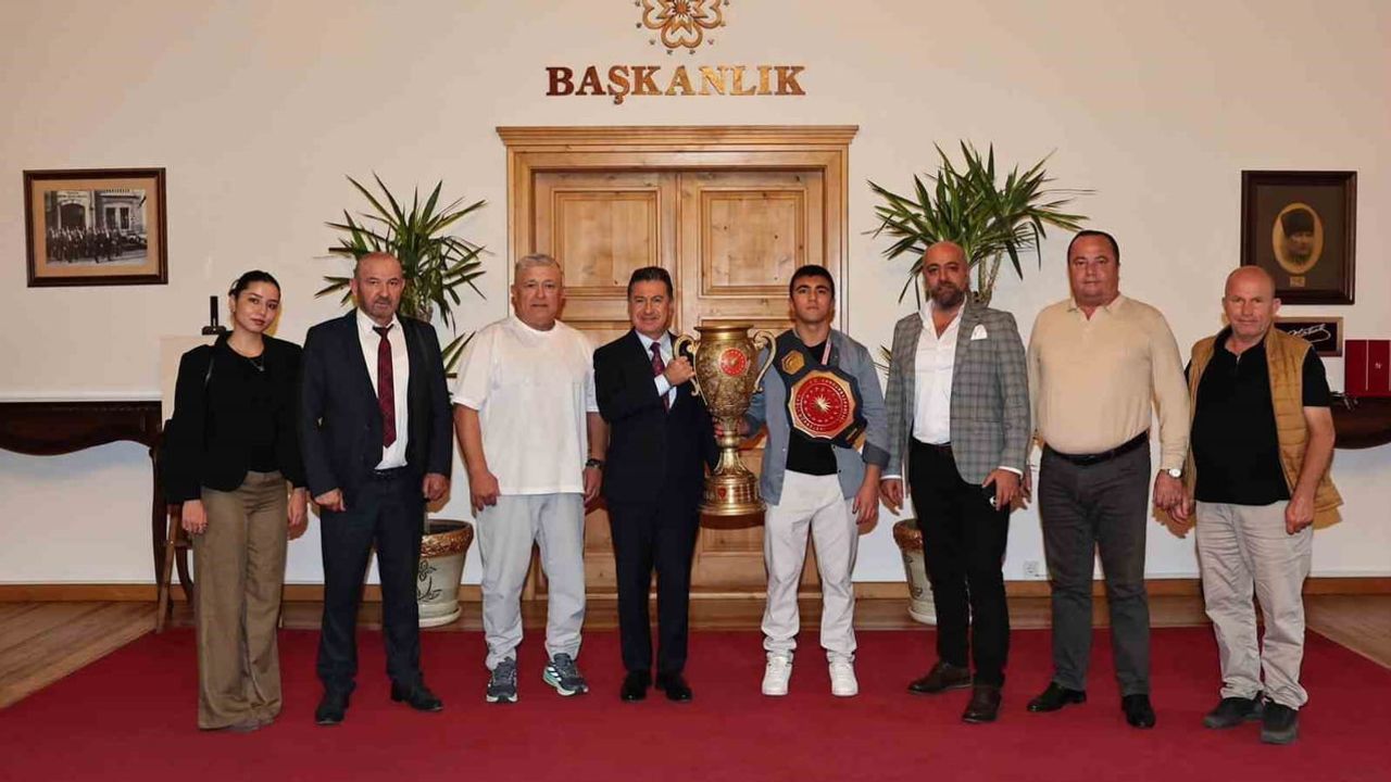 Kupa getiren pehlivan Muğla'da başkan Aras'ı ziyaret etti