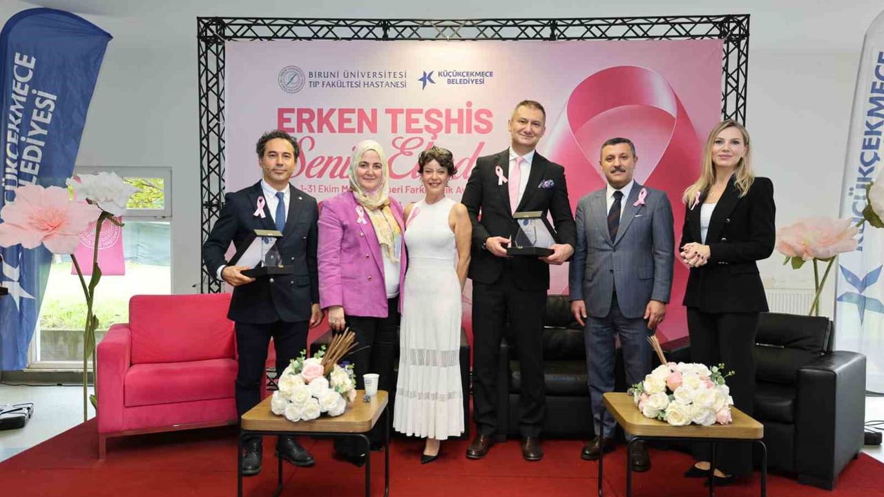 Kürekle farkındalık: Küçükçekmece gölü'nde meme kanserine dikkat çekildi