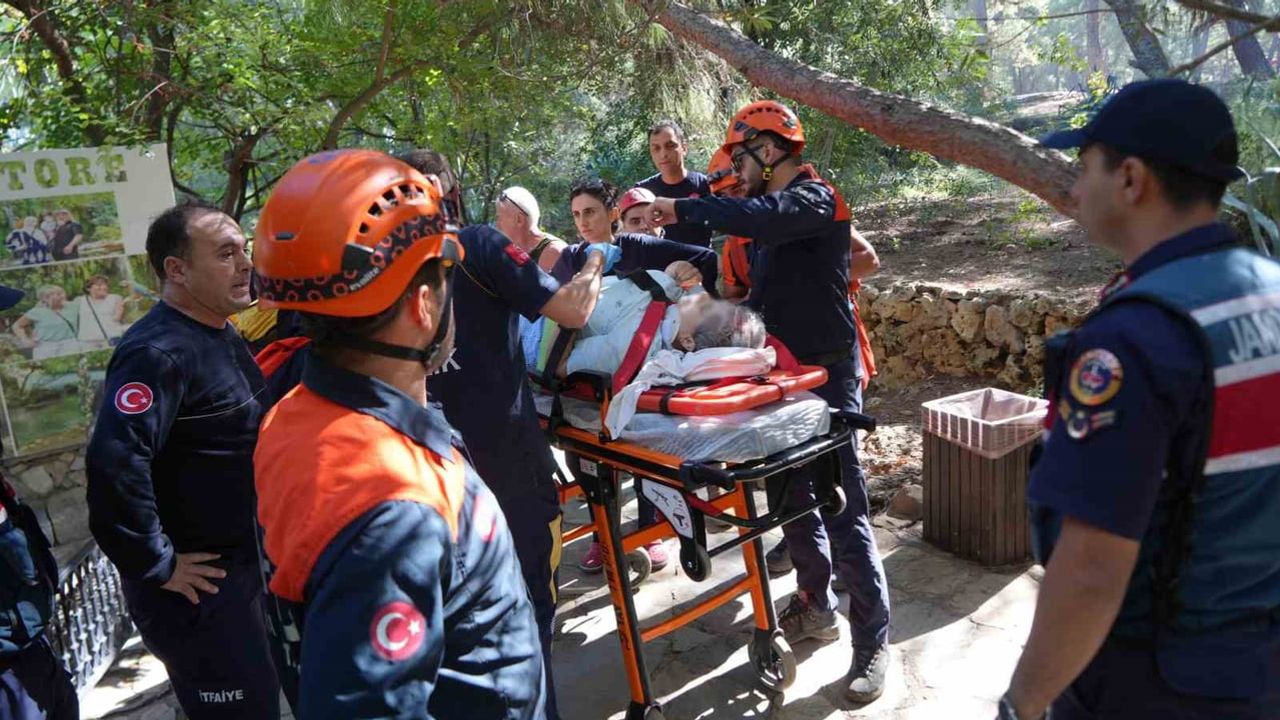 Kurşunlu Şelalesi'nde merdivenden düşen turist ekiplerin müdahalesiyle kurtarıldı
